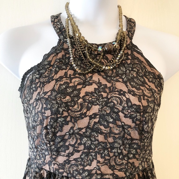 Lovely Evanka Trump Black and Beige Floral Lace Dress Size: 6 - Picture 8 of 12